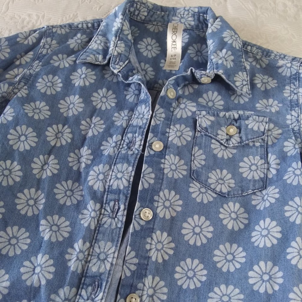 Cherokee | Chambray w/ Daisies Shirt | S/P  6/6X | Button Front Cuffs